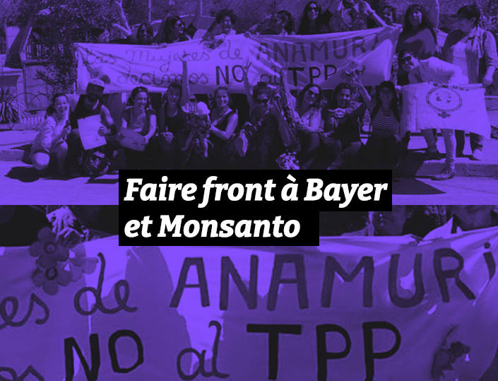 post des réseaux sociaux du film, on voit des militantes en bichromie violette et grise avec des banderoles, par-dessus, un texte : faire front à Bayer et Monsanto
