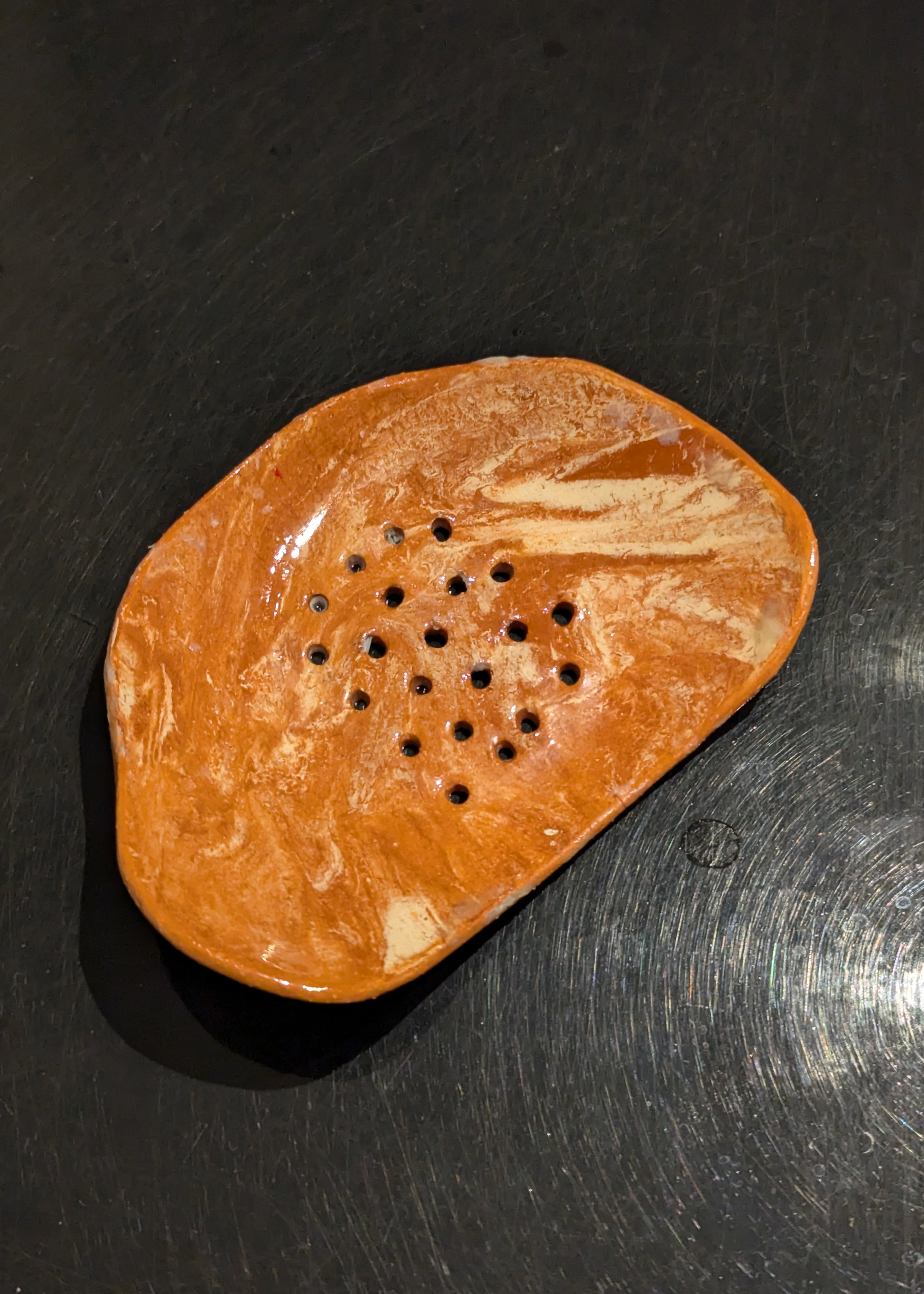 porte savon ovale en terre rouge et blanche, en marbrure
