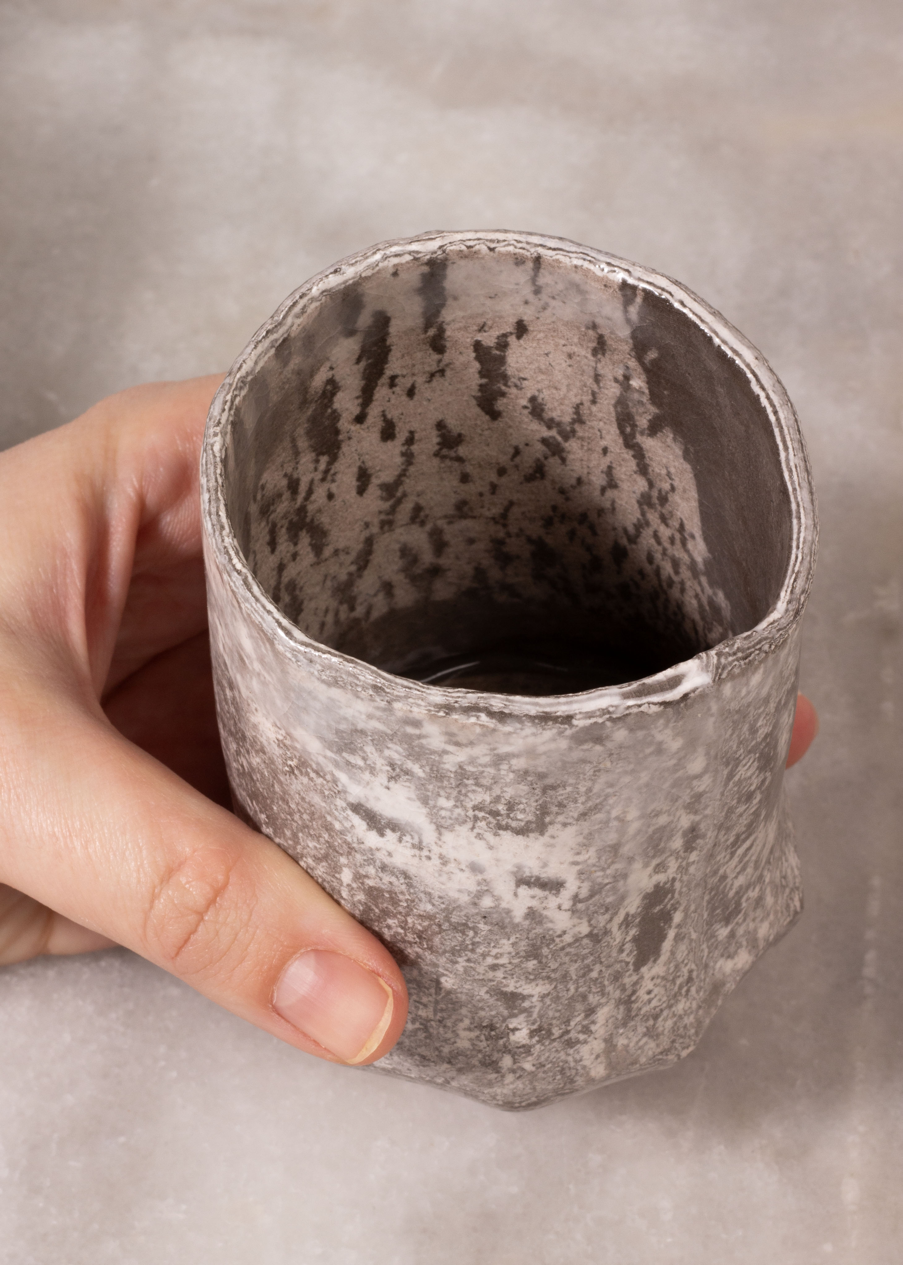 pot rond, en terre brune et blanche, en marbrure